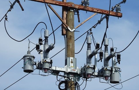 Our solid dielectric independent pole-operated recloser offers reliable, maintenance-free performance for overcurrent protection with flexibility to isolate single or two faulted phases on three phase circuits.